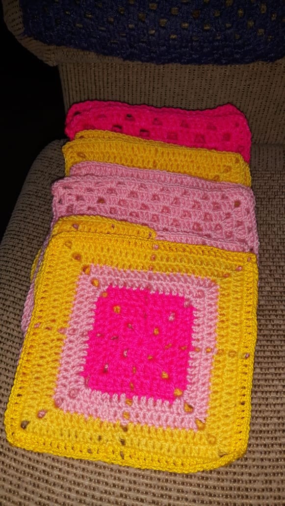 #PraTodosVerem visualiza-se a imagem de vários quadradinhos coloridos feitos de tricô.